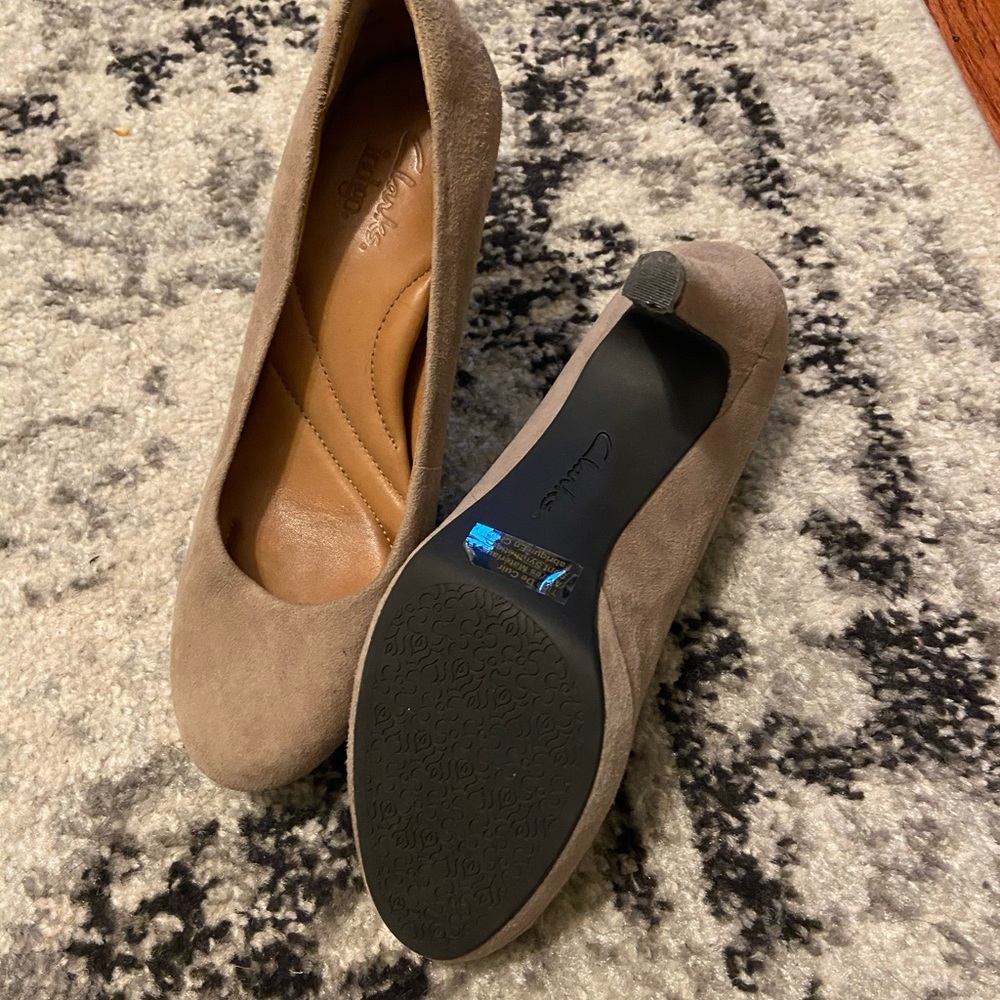 Clark’s indigo taupe suede heel
